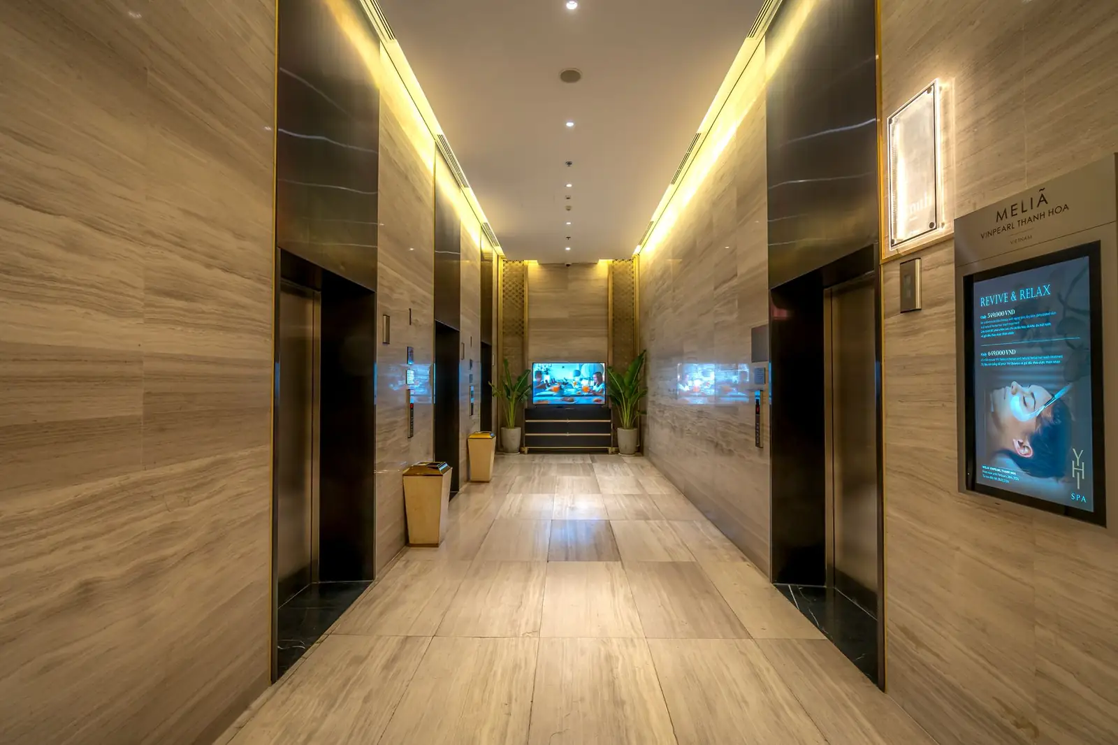 Paxelagrandhotel interior corridor